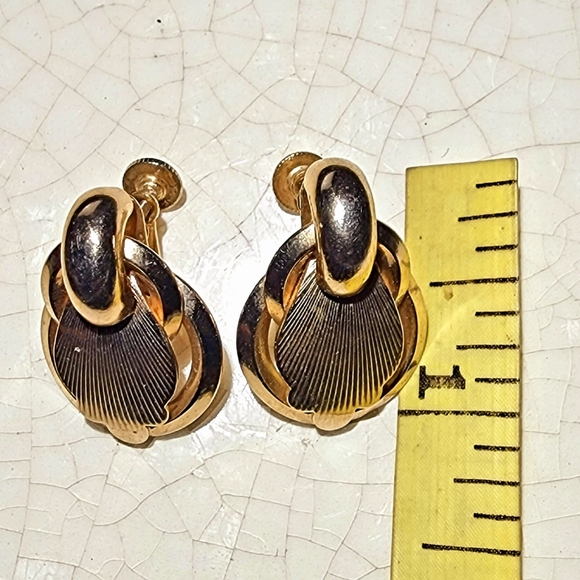 Mid century faded gold doorknocker shell motif screw back earrings - Picture 6 of 7